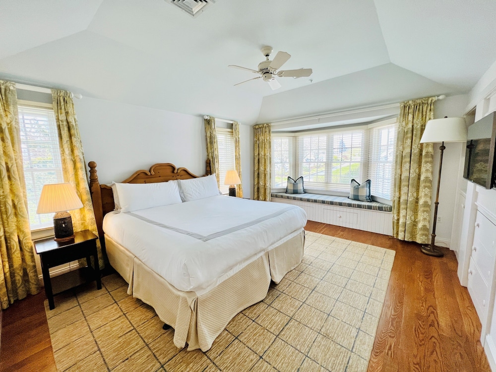 Cottage, Suite, King Bed, Side Ocean View, Main Building
