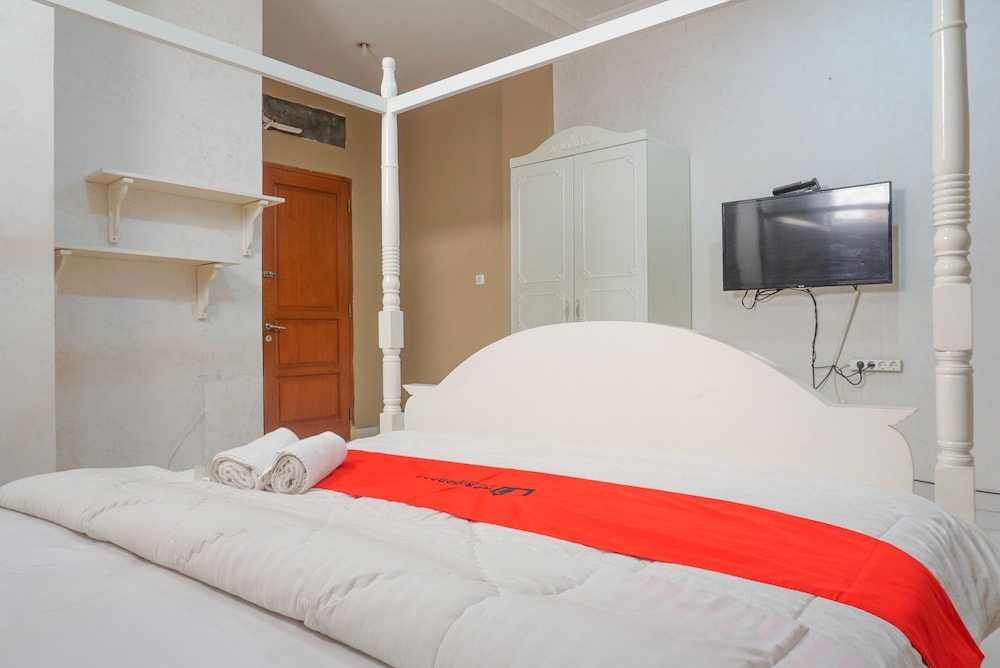 Residences By RedDoorz near Kemang Square 16/33