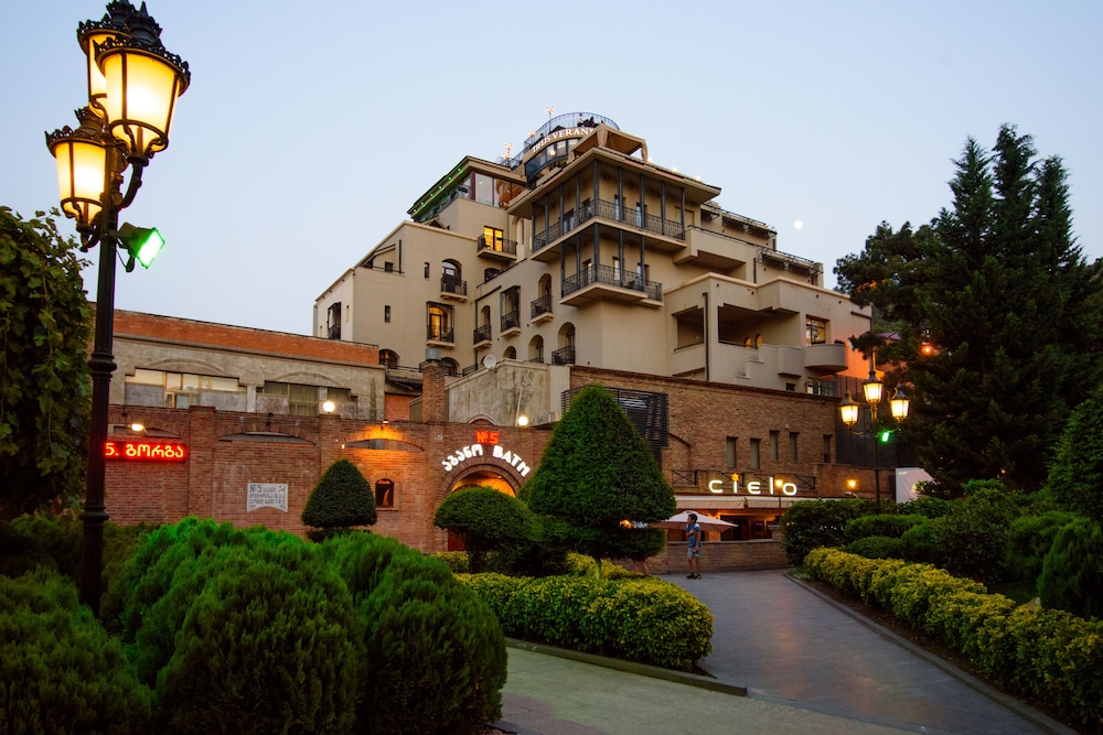 Tiflis Palace 71/72