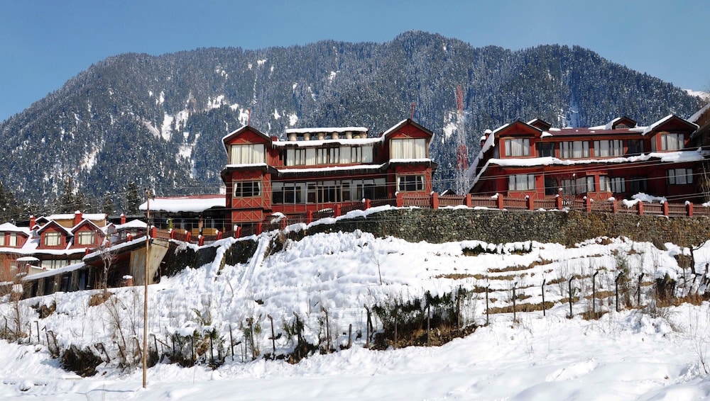 PAHALGAM HOTEL 37/39
