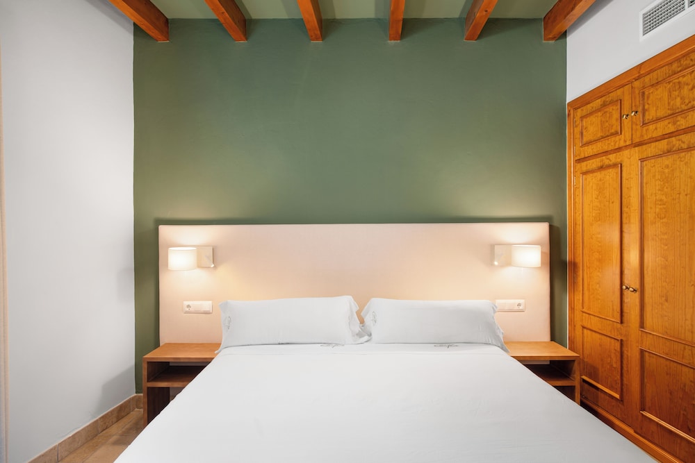 Standard, Queen Bed
