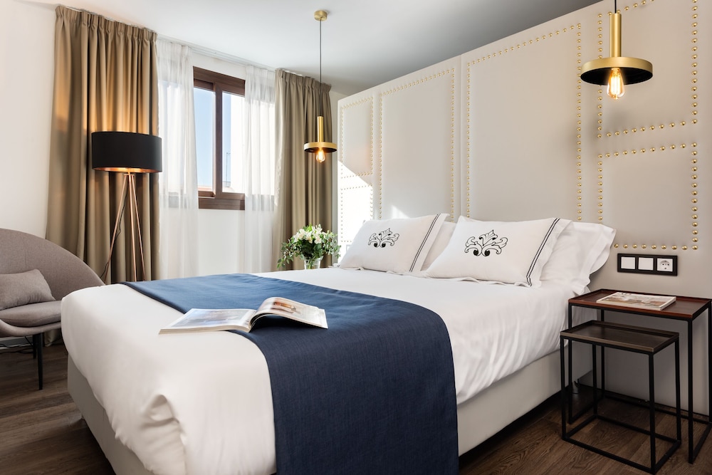 INTERIOR, STUDIO, QUEEN BED, SOFA