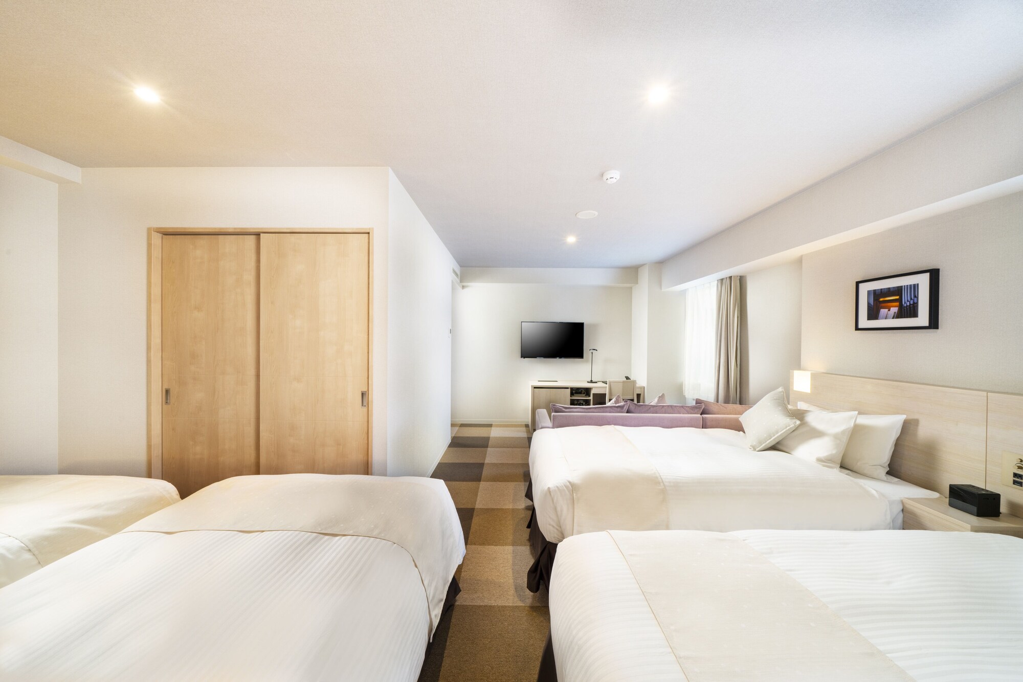 ROOM, QUADRUPLE