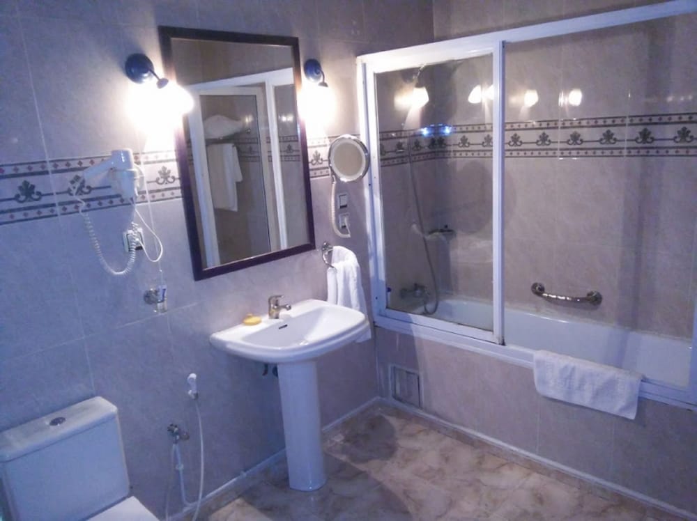 ROOM, SINGLE