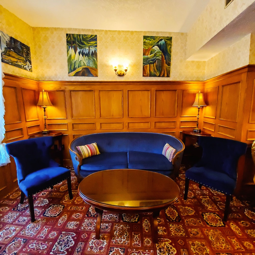 James Bay Inn Hotel Suites Cottage 60/74