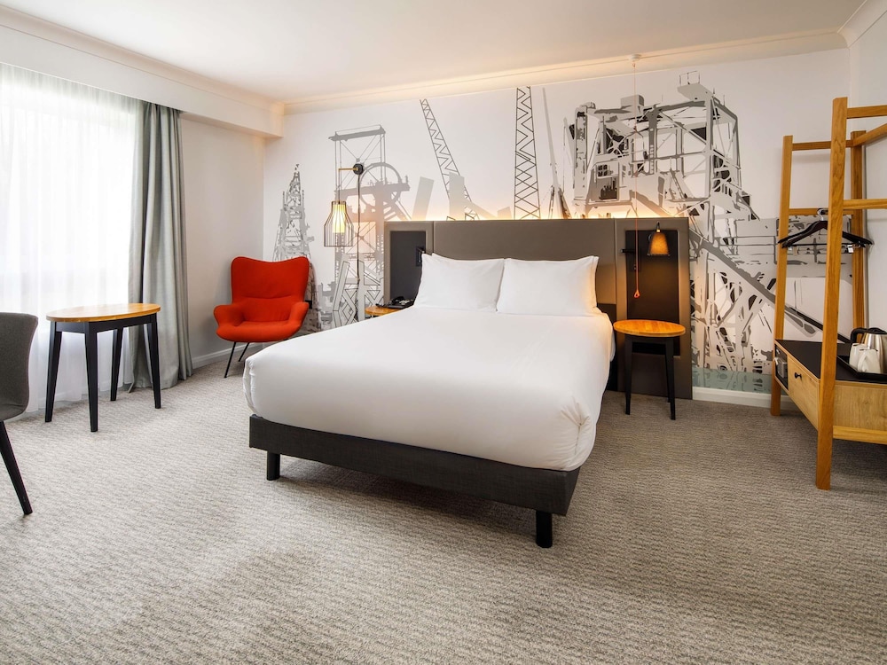 Mercure Cardiff North Hotel 11/50
