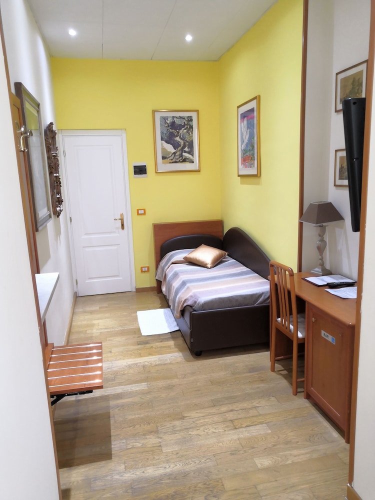 ROOM, QUADRUPLE