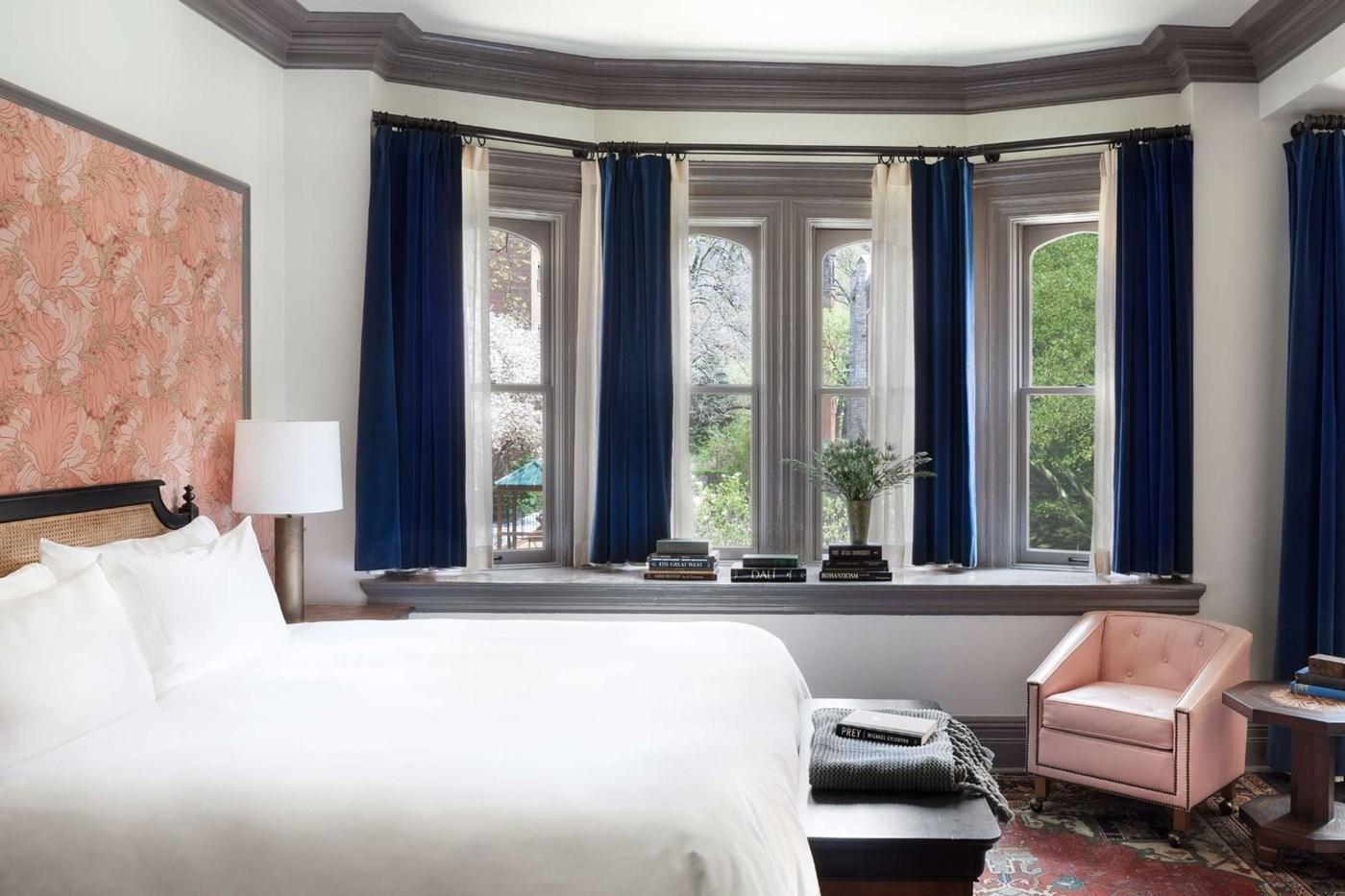 DELUXE, KING BED, ACCESSIBLE