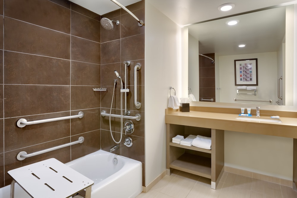 Hyatt House LA University Medical Center 42/48