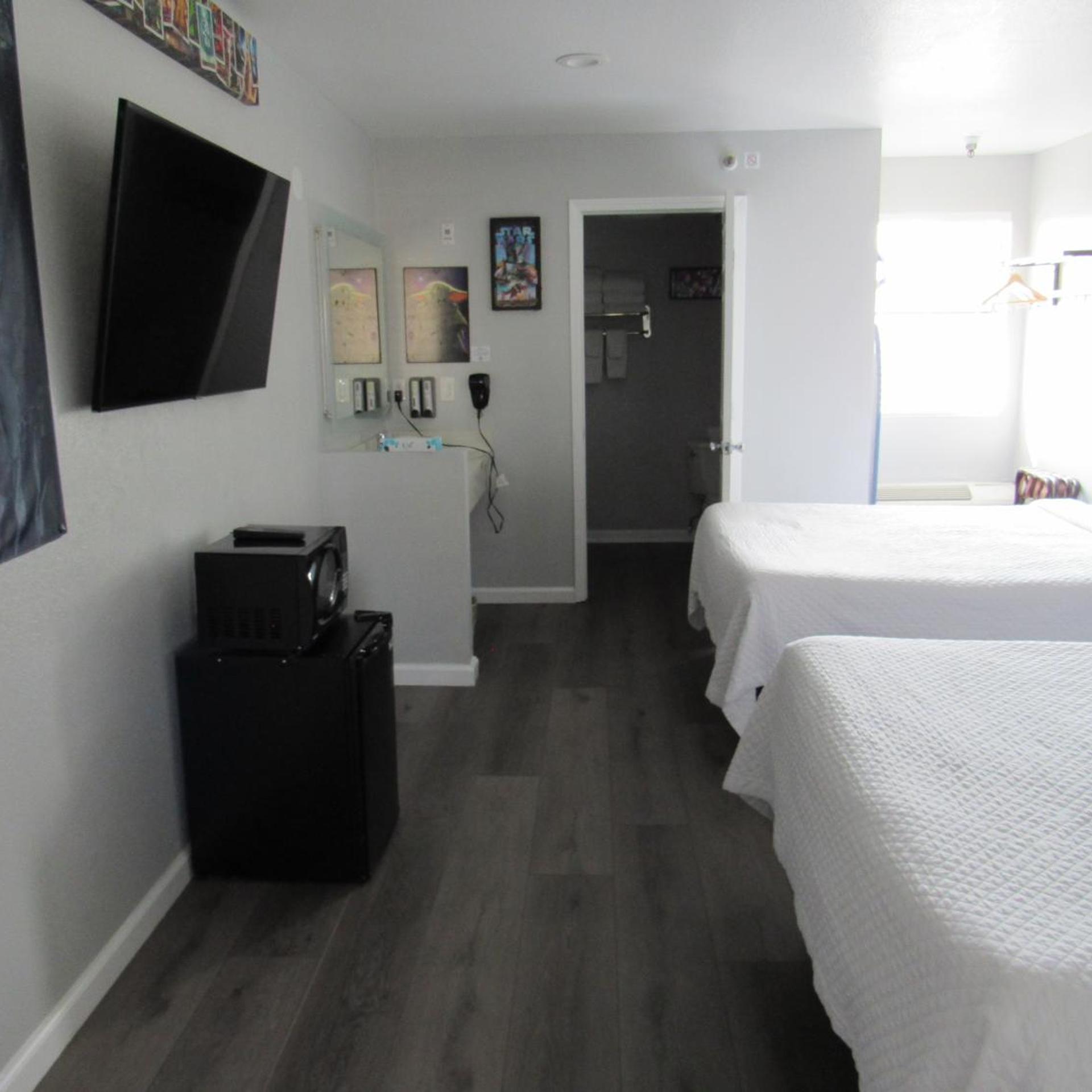 Efficiency, Suite, 3 Queen Beds, Queen Bed