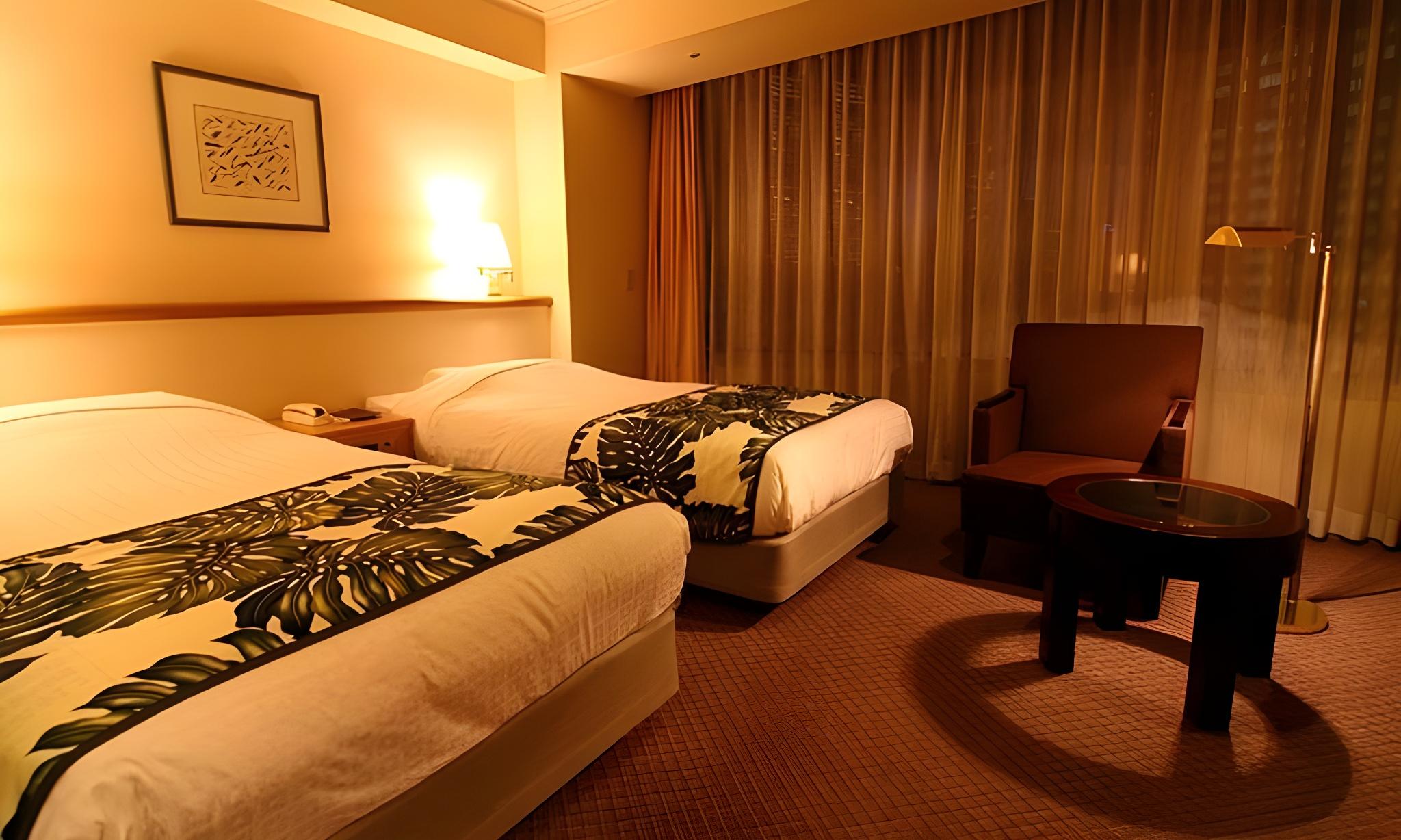 Deluxe, Twin Beds, Town Side