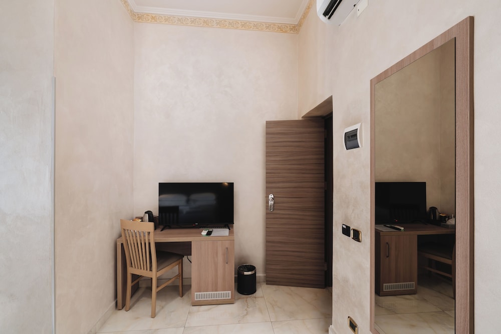 Adas Hotel 71/80