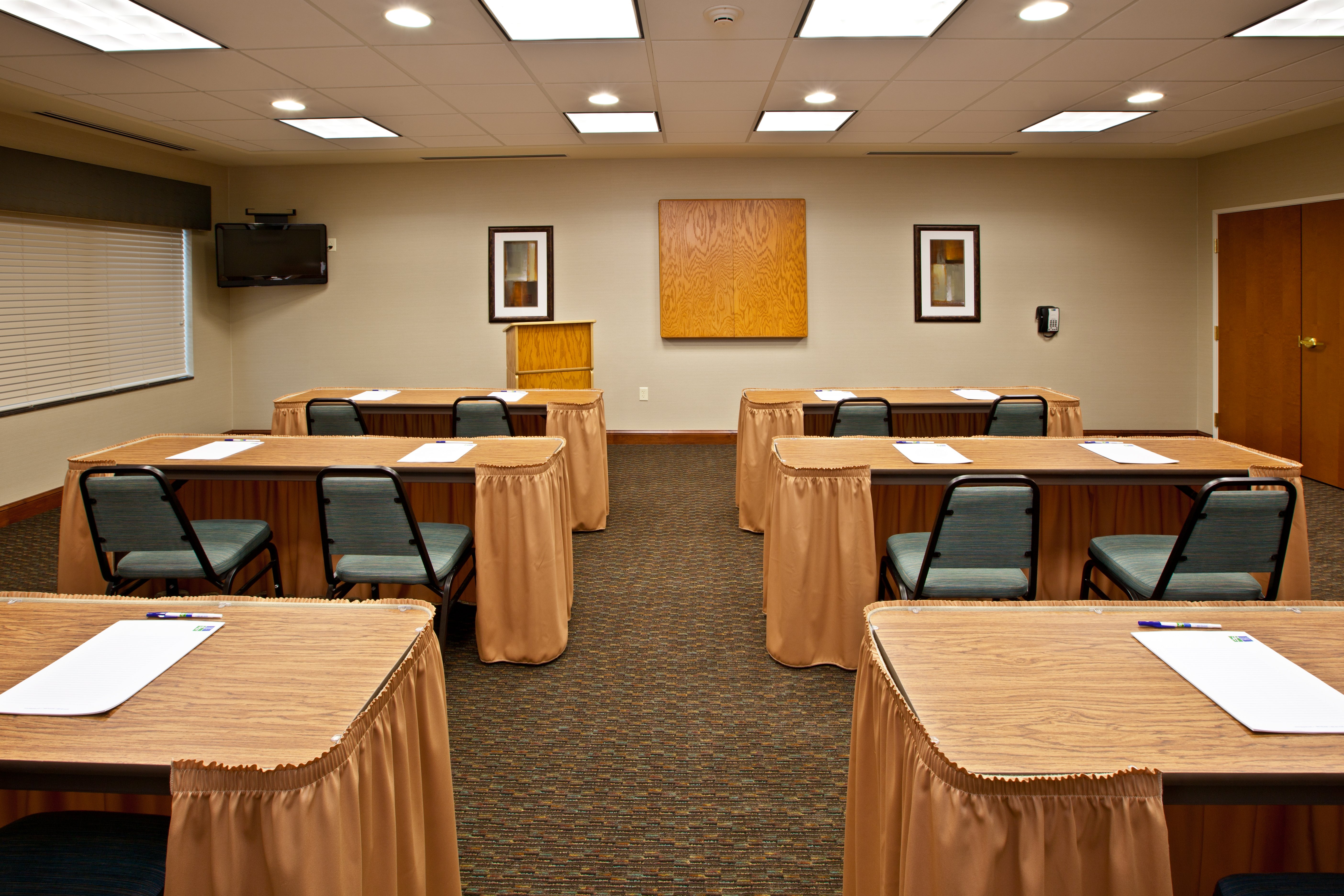 Holiday Inn Express Hotel & Suites Ripley 56/68
