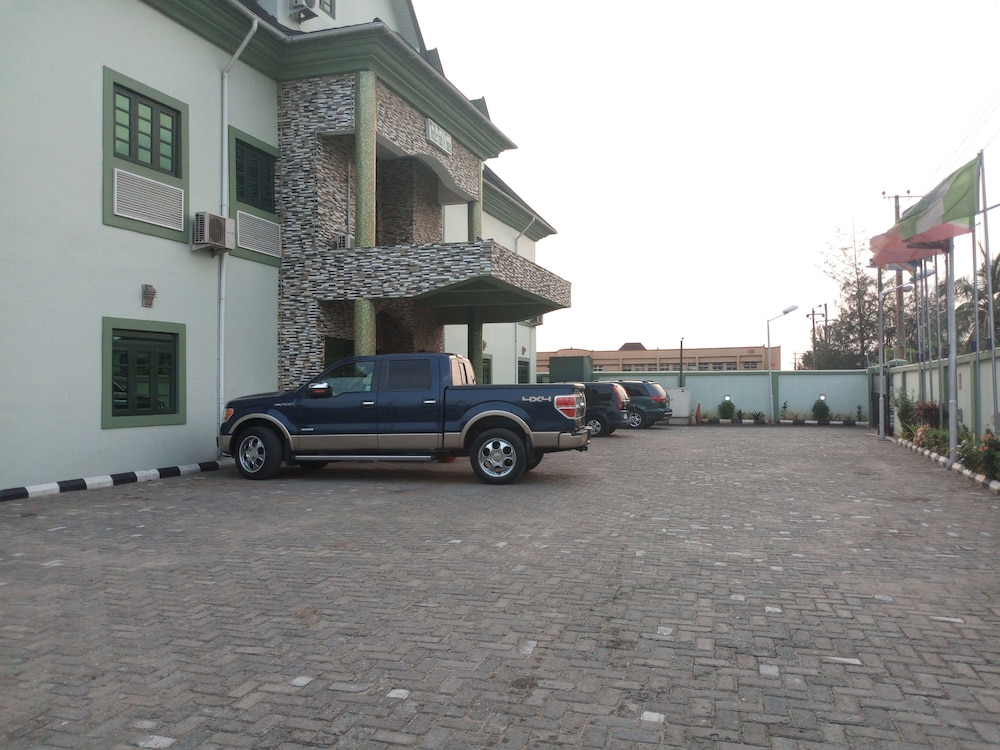 Dionzec Hotel & Suites 14/15
