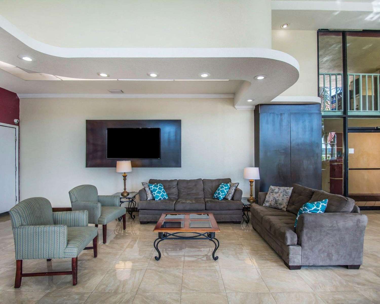 Quality Inn & Suites At Tropicana Field 33/39