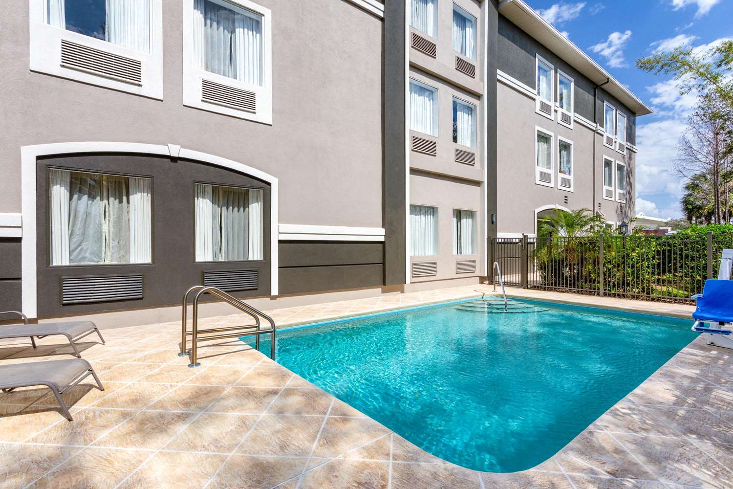 La Quinta Inn & Suites by Wyndham - Tampa South 23/27