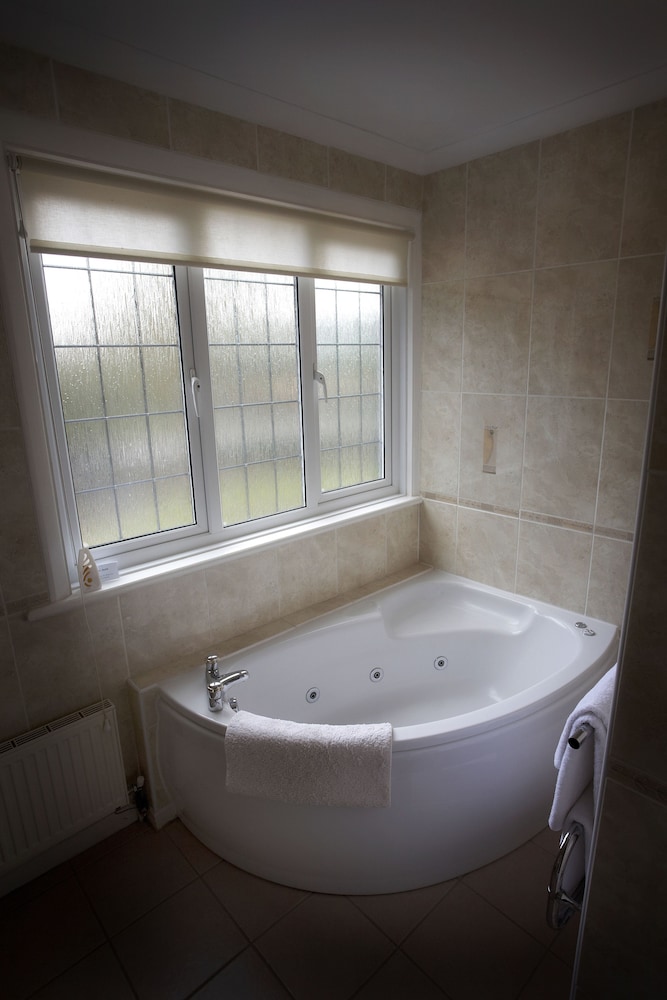 Little Silver Country Hotel 42/43