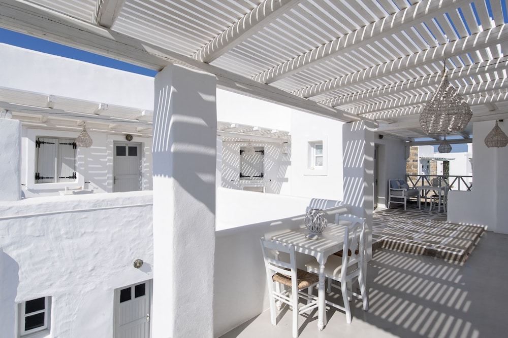 Zefi Hotel & Suites 56/75