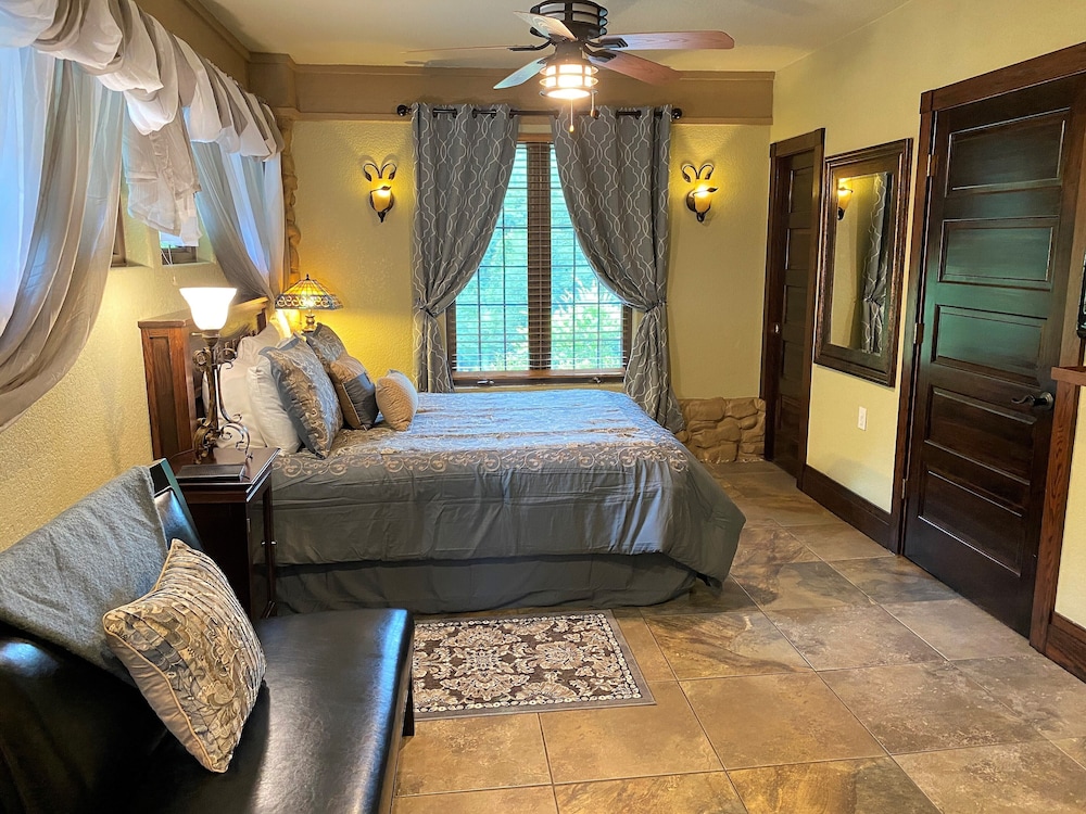 Hilltop Manor Bed and Breakfast 7/49