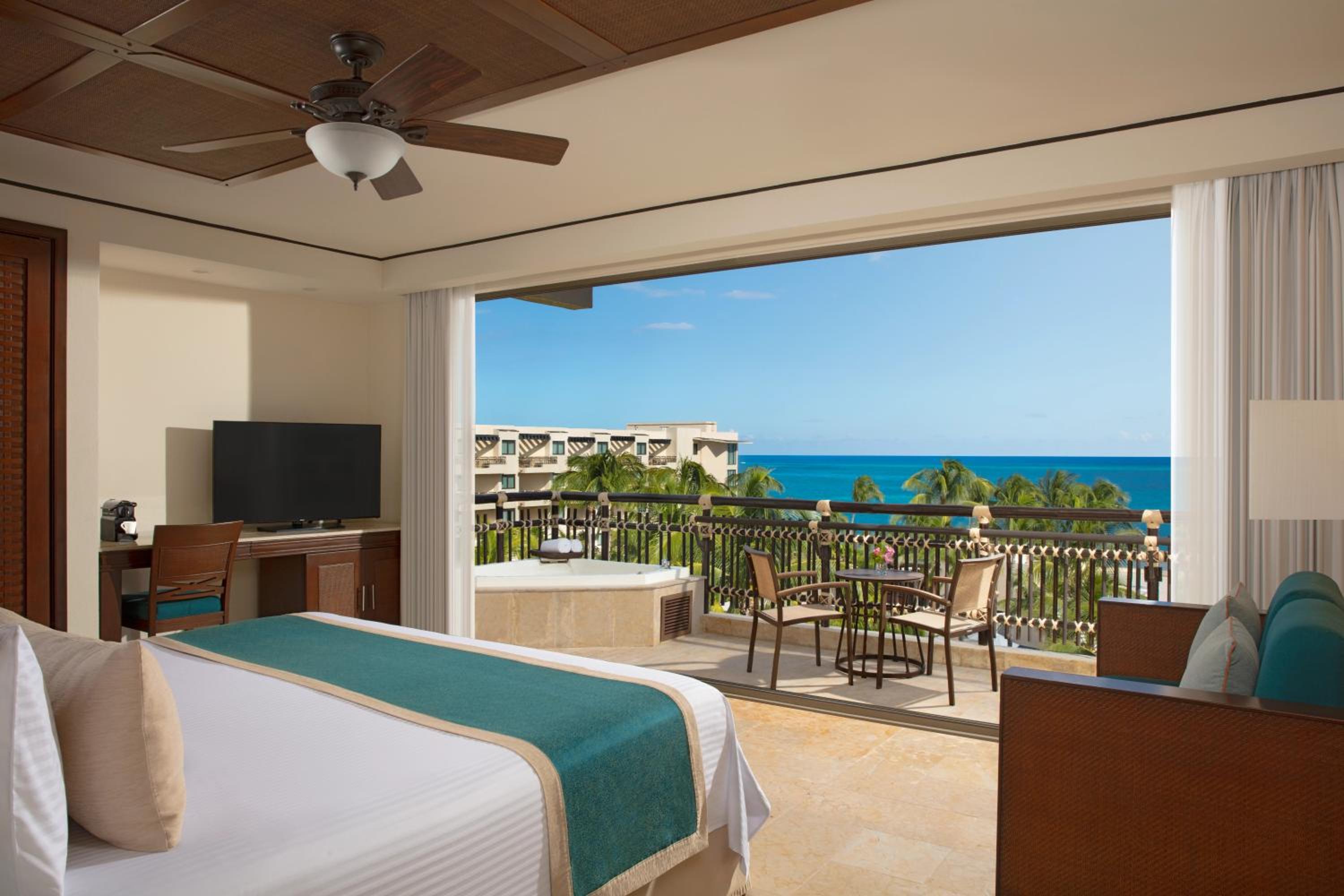 Preferred Club, King Bed, Pool Front, Ocean View, Outdoor Jetted Tub