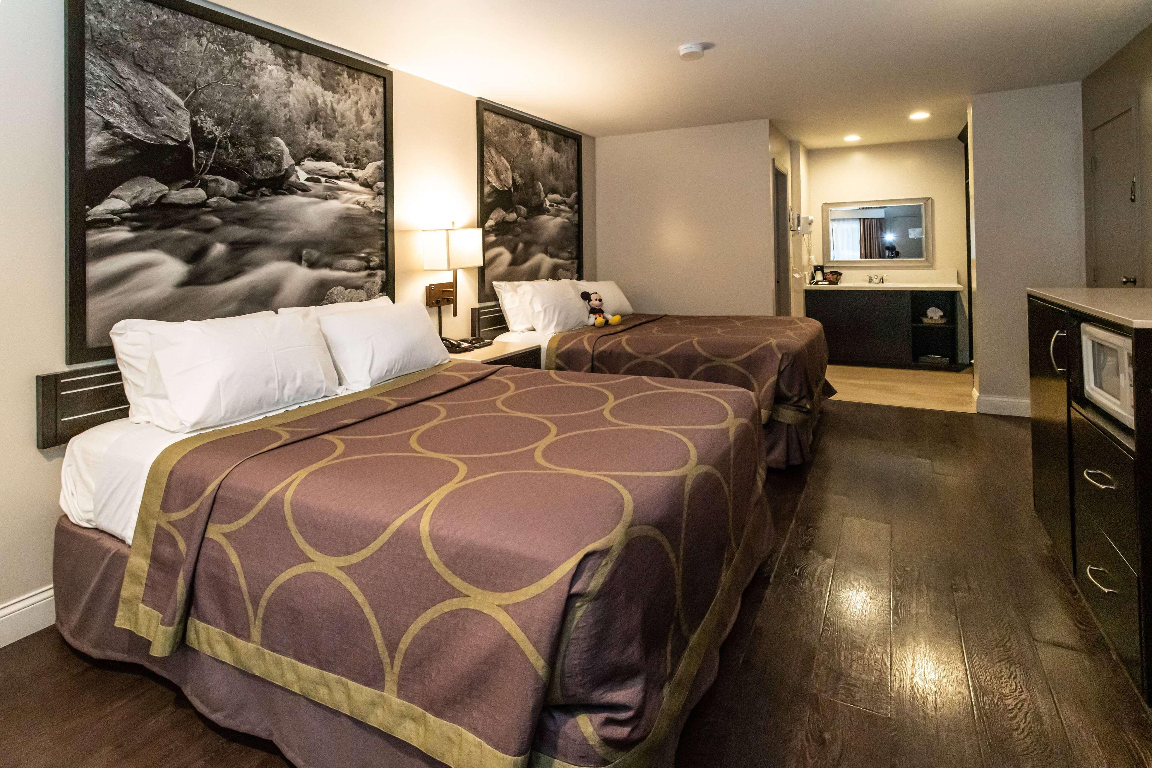غرفة بسريرين كوين، Super 8 by Wyndham Anaheim/Disneyland Drive CA 2/2