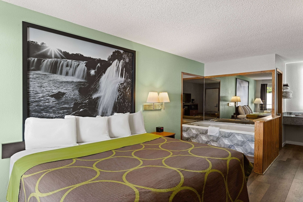 Super 8 by Wyndham Branson Shepherd of the Hills Exwy 19/60
