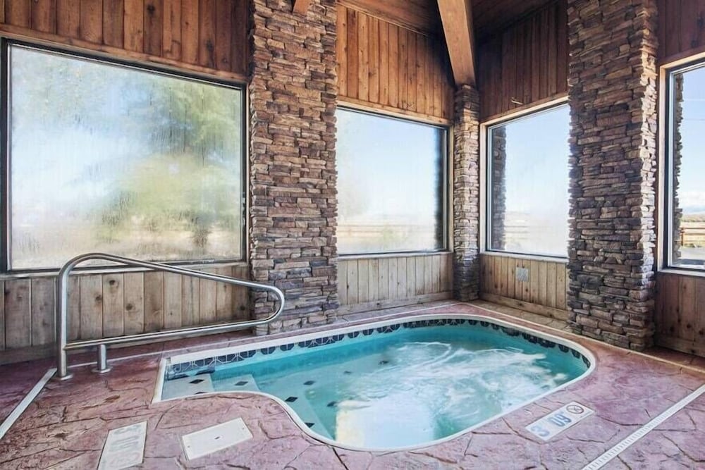 Pinedale Hotel & Suites 36/50