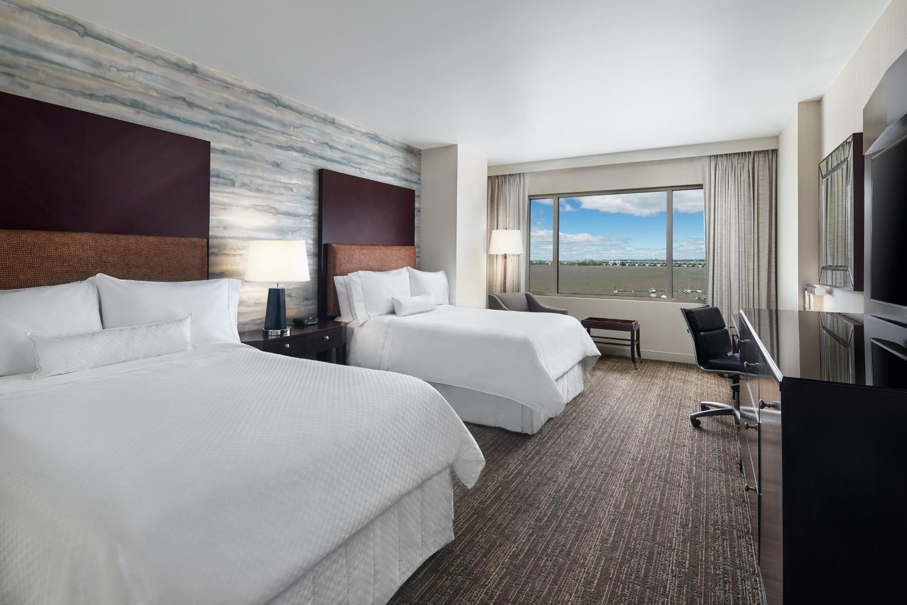 Deluxe, Double Bed, Water View, Accessible