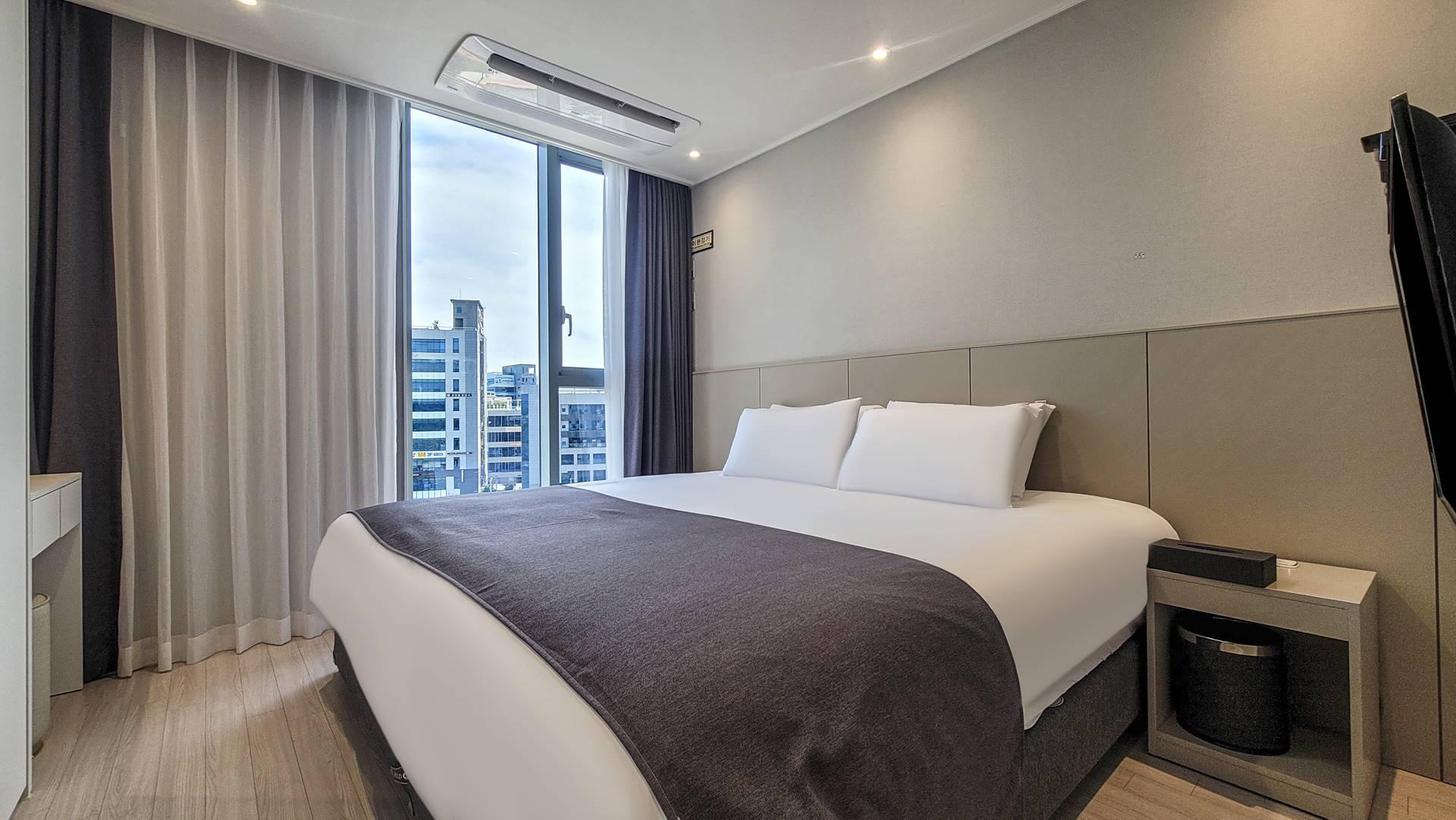 STANDARD, DOUBLE BED, CITY VIEW