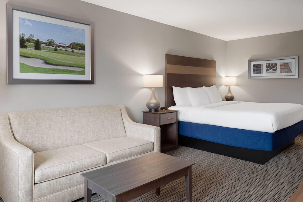 Deluxe, King Bed, Sofa 3/5