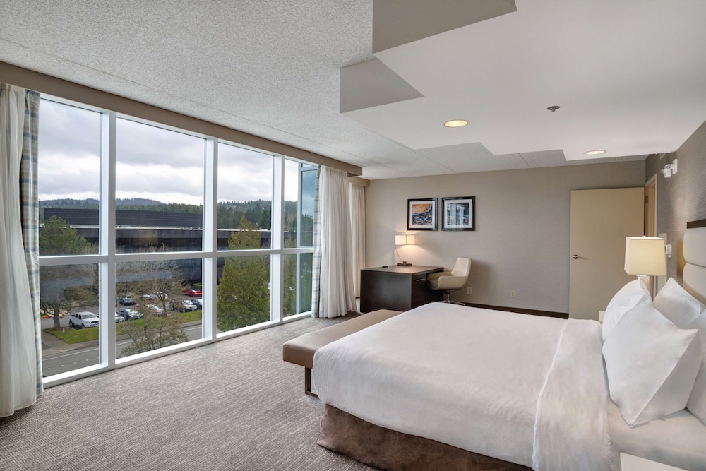Embassy Suites by Hilton Seattle Bellevue 20/76