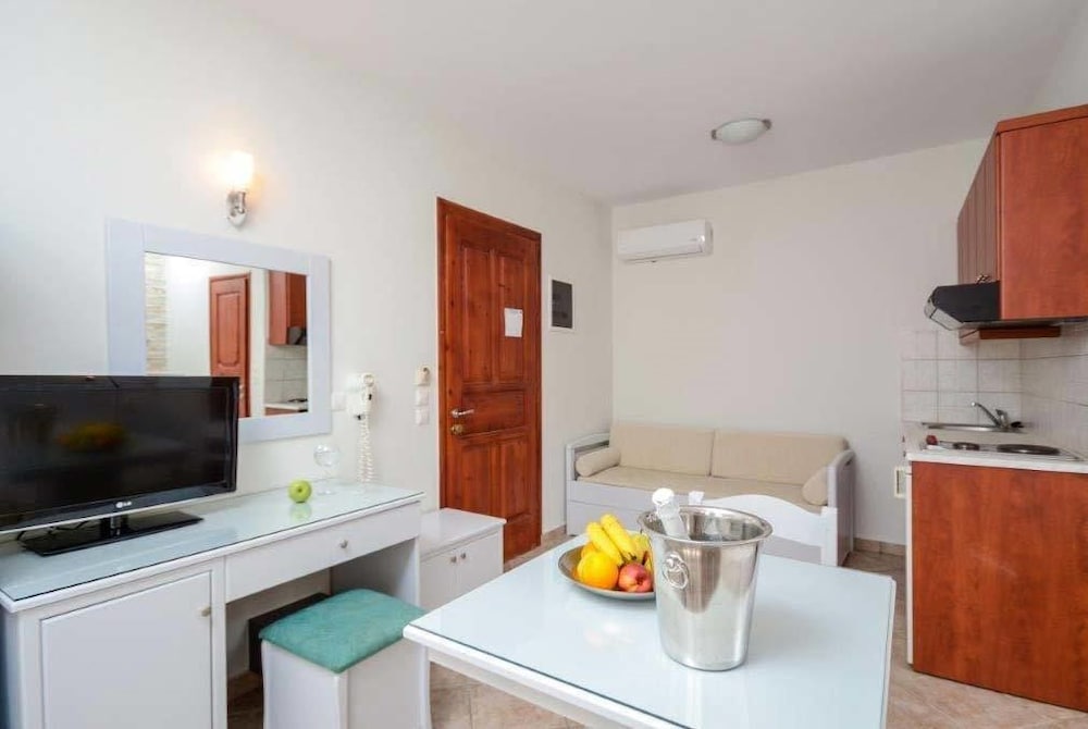 Plaka Hotel I 36/62