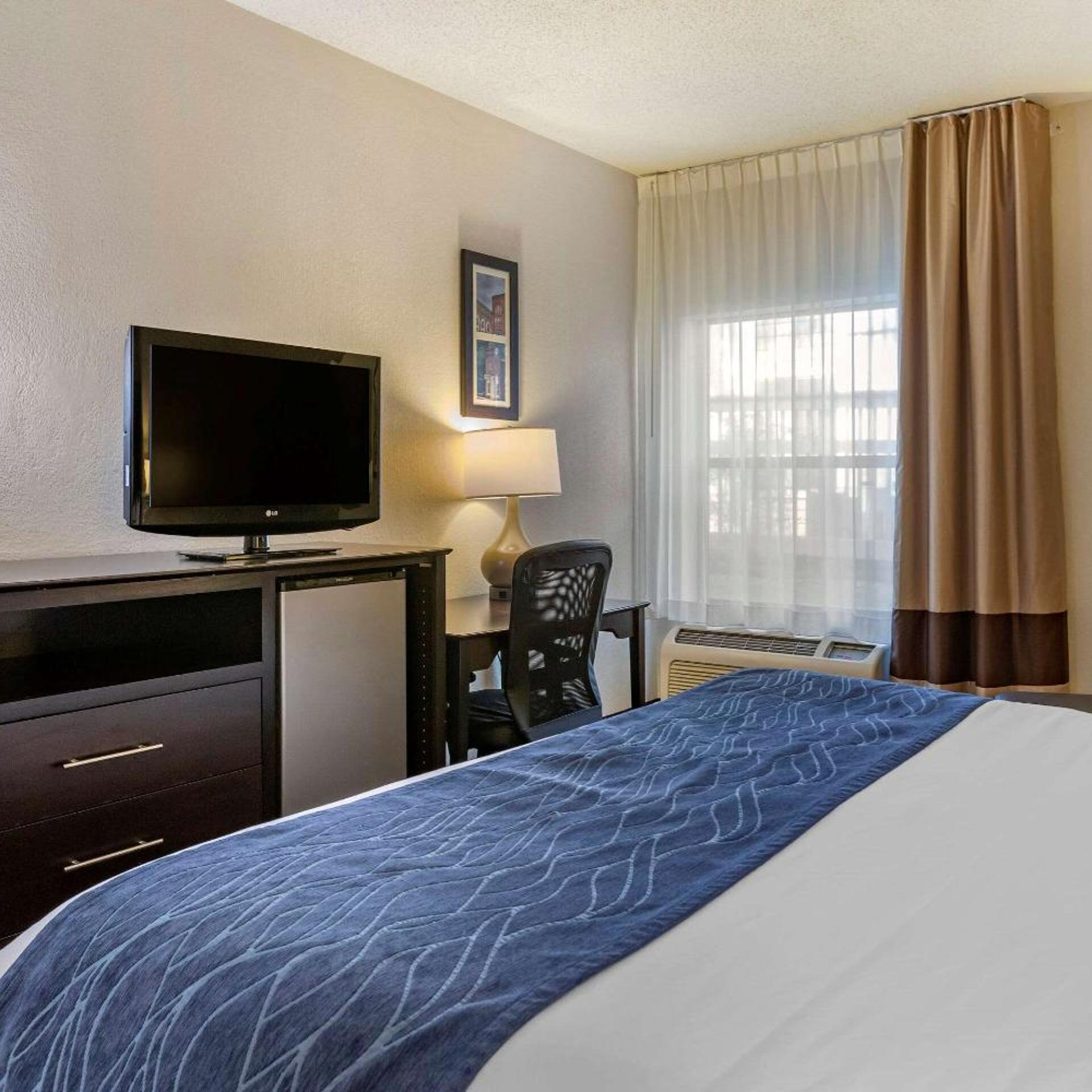 غرفة بسرير كينج بحوض استحمام لذوي الإعاقة، Comfort Inn Wings Stadium 4/10