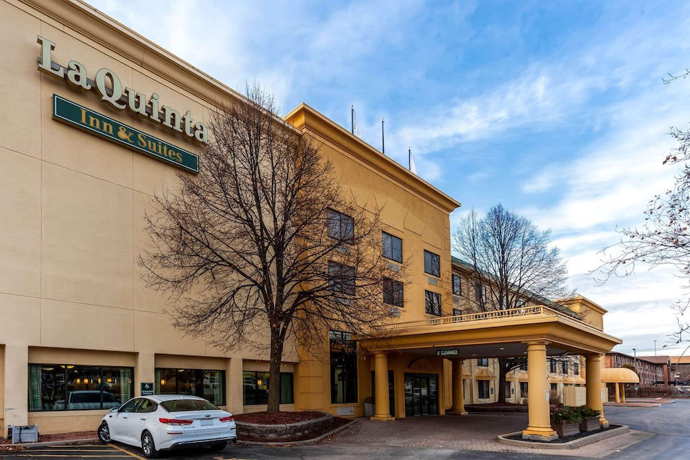 La Quinta Inn Suites Milwaukee Glendale Bayshore 1/37