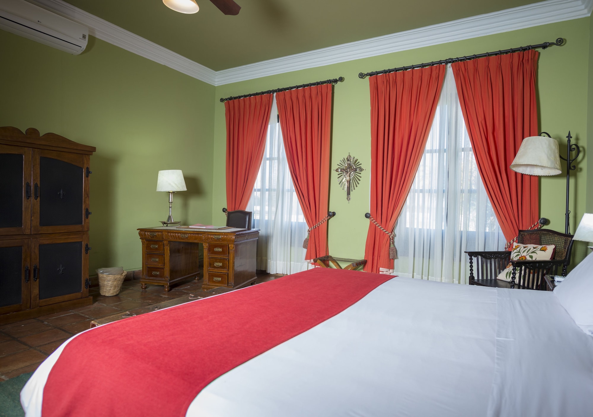 Gallery, King Bed