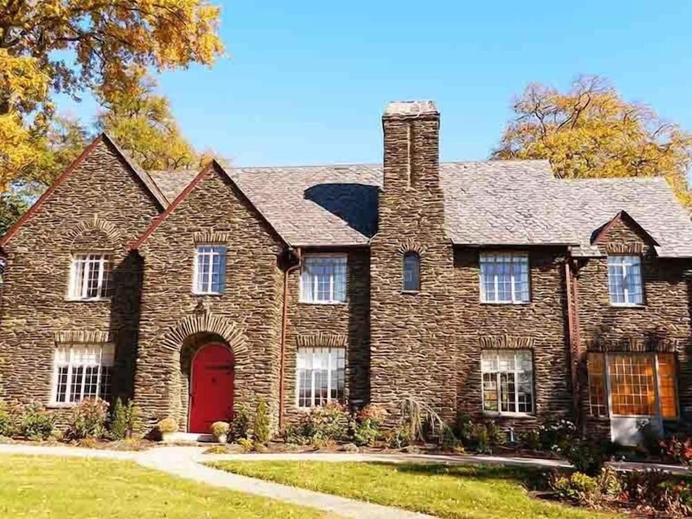The Manor on Front 45/50
