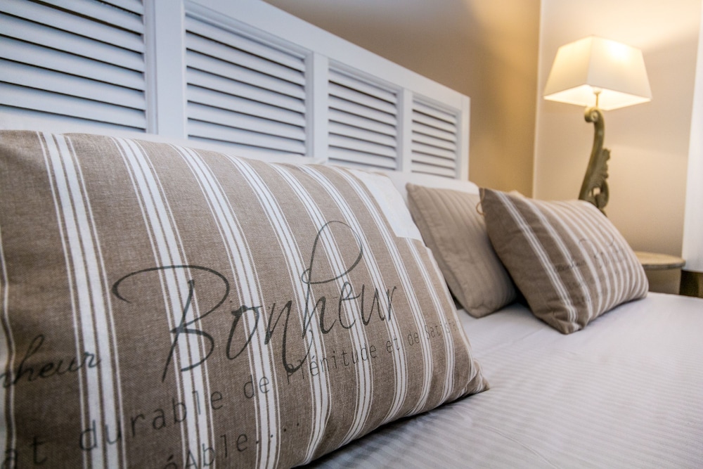 Suite 136 Luxury Rooms 20/50