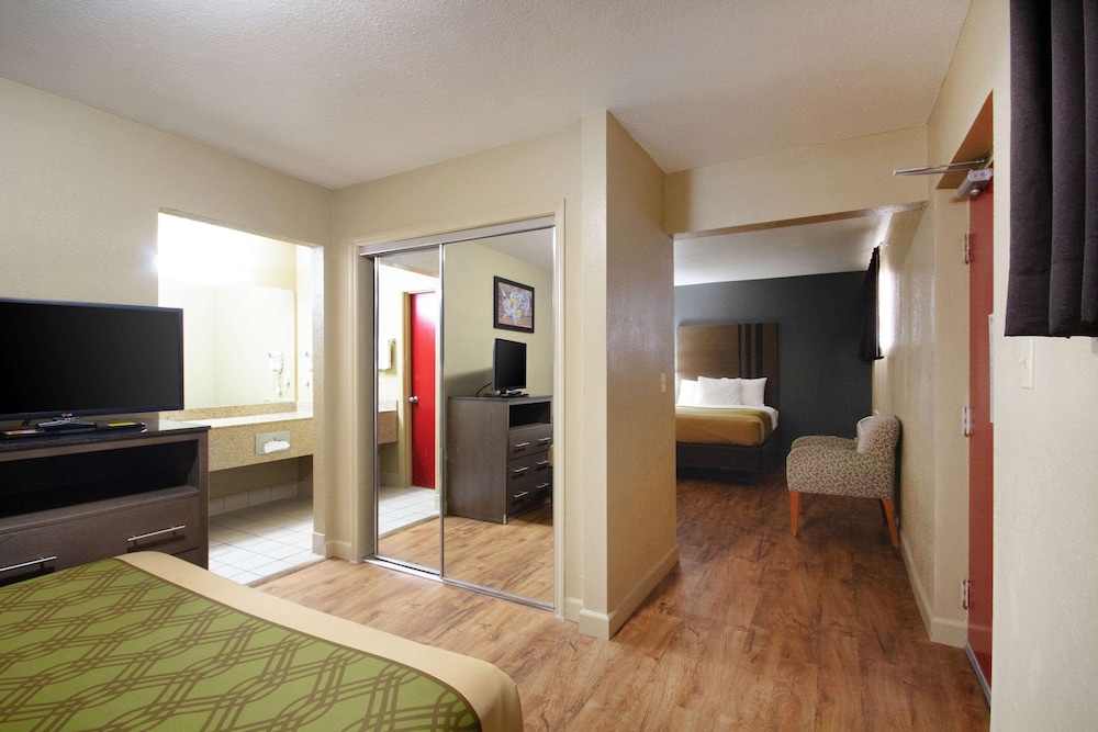 Econo Lodge Inn and Suites I-35 at Shawnee Mission 16/32