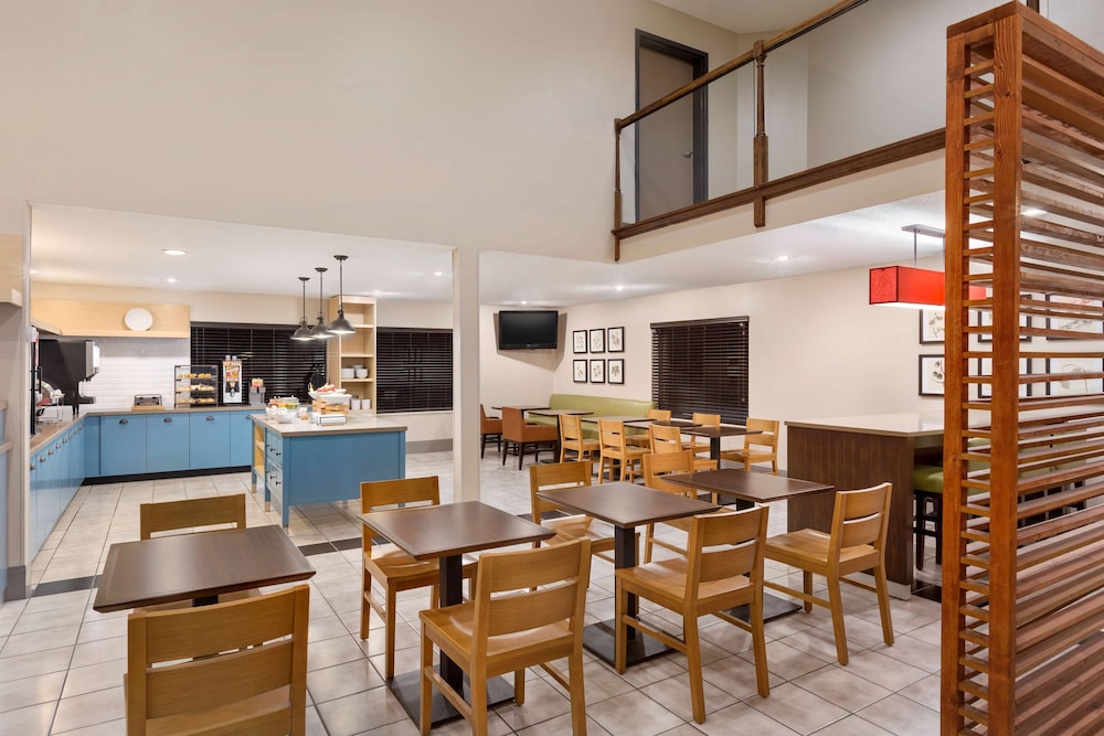 Country Inn and Suites by Radisson, Dahlgren-King George, VA 40/53