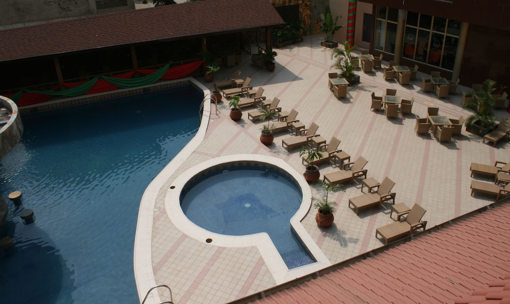 Royal Nick Hotel in TEMA