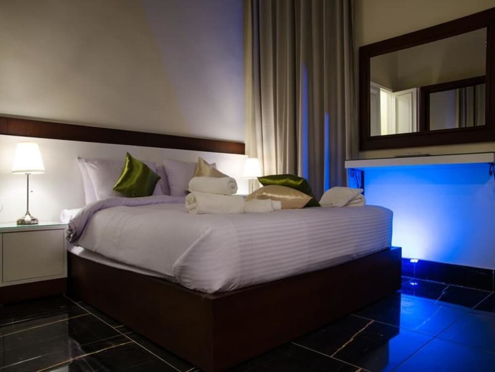 DELUXE, DOUBLE BED