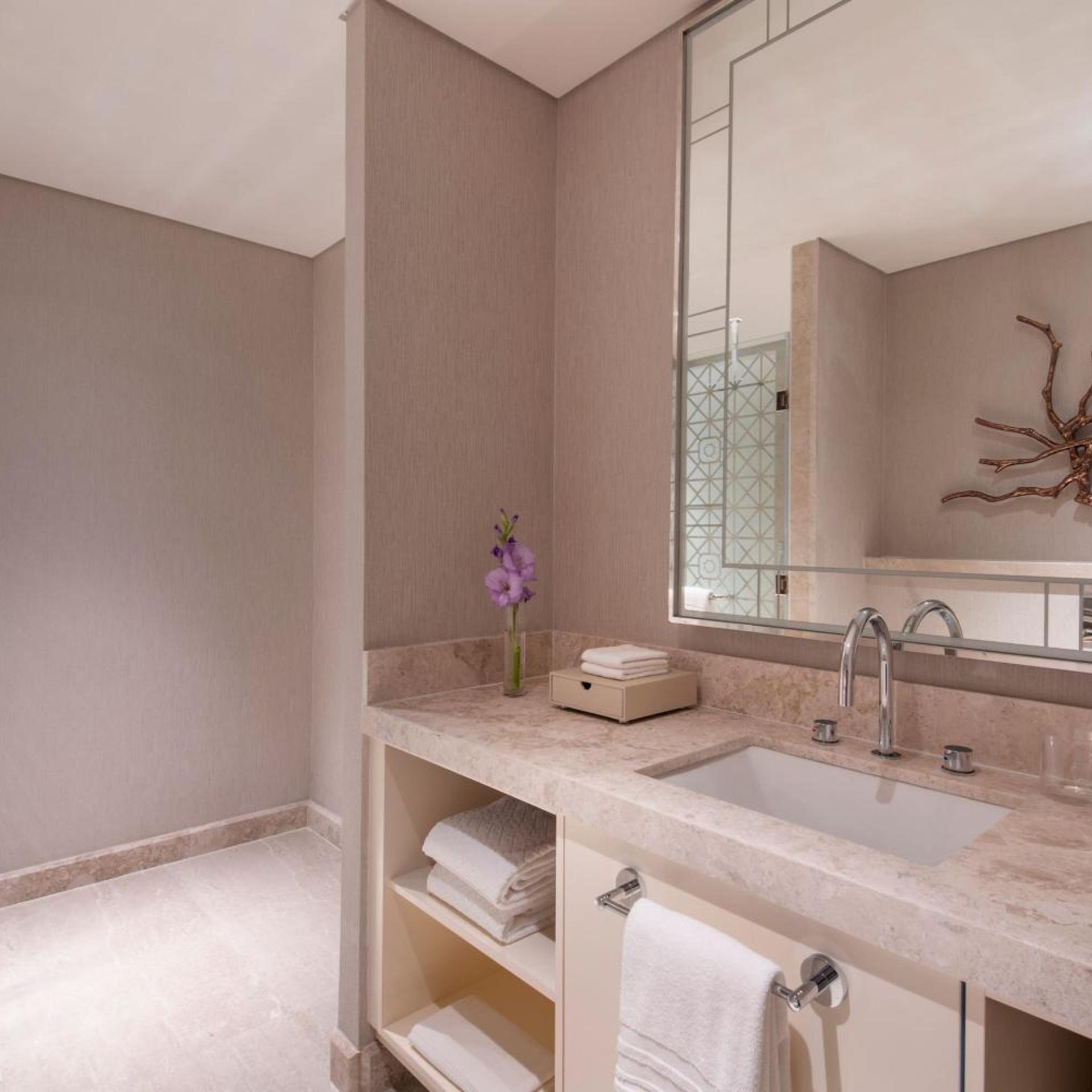 3 Bedrooms, Island, Royal, Suite, Sea View, Balcony، The St. Regis Marsa Arabia Island, The Pearl Qatar 7/10