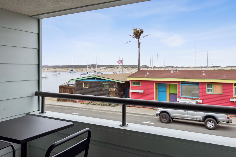 456 Embarcadero Inn Suites 6/77