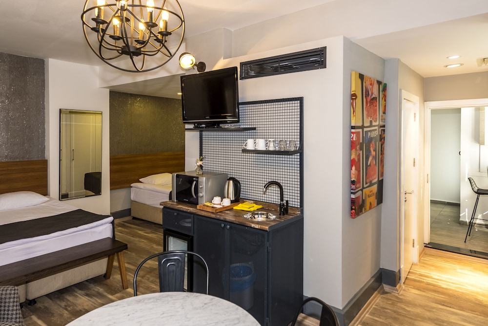 B Guest Hotel 42/66