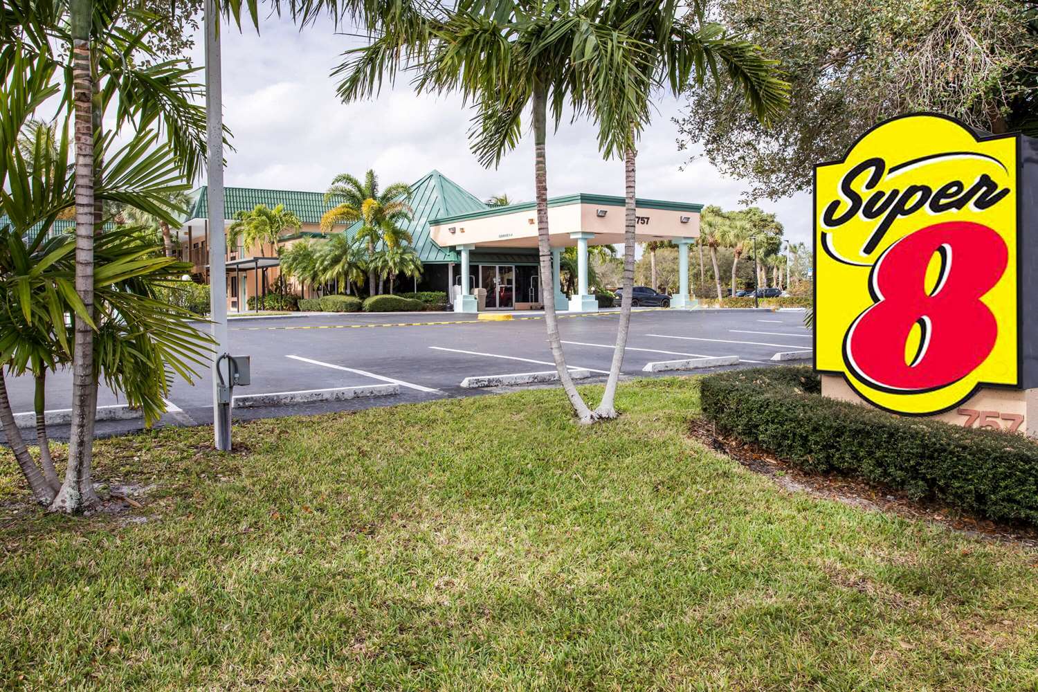 Super 8 By Wyndham North Palm Beach 53/58