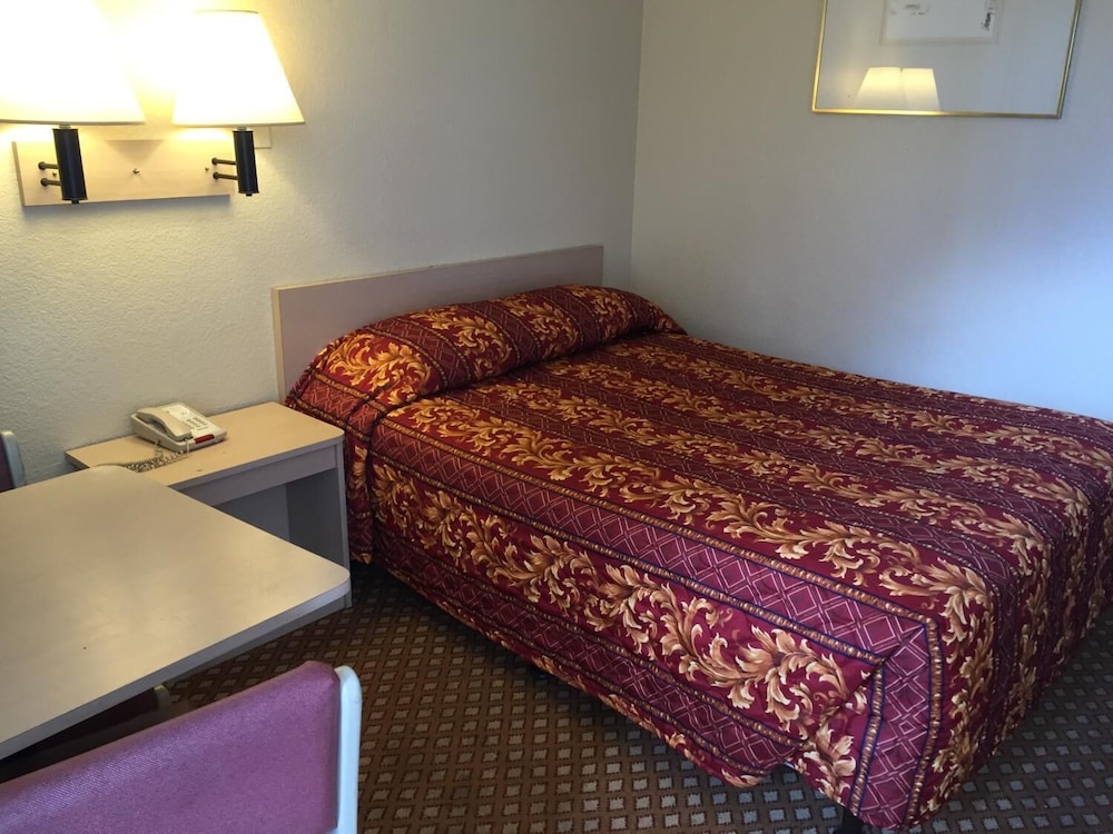 Hilltop Inn Suites 13/28