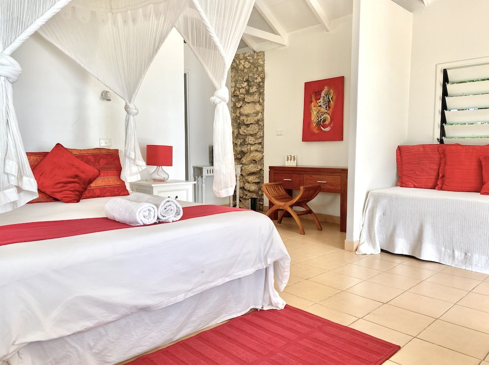 Island, 1 Queen and 1 Single Bed