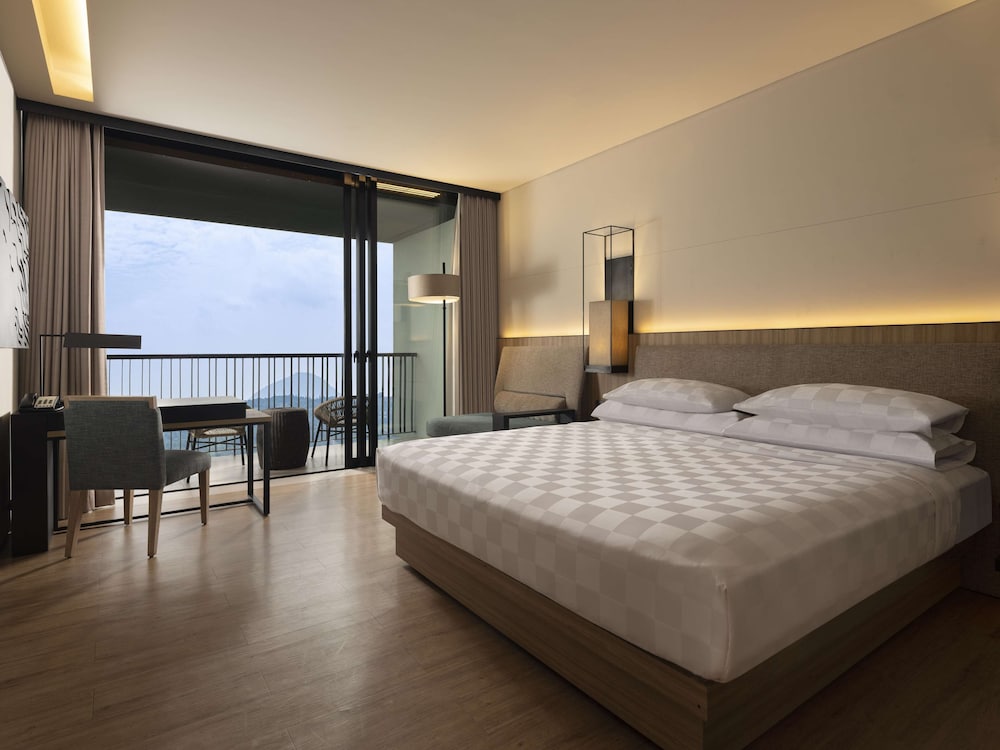 DELUXE, KING BED, MOUNTAIN VIEW, BALCONY