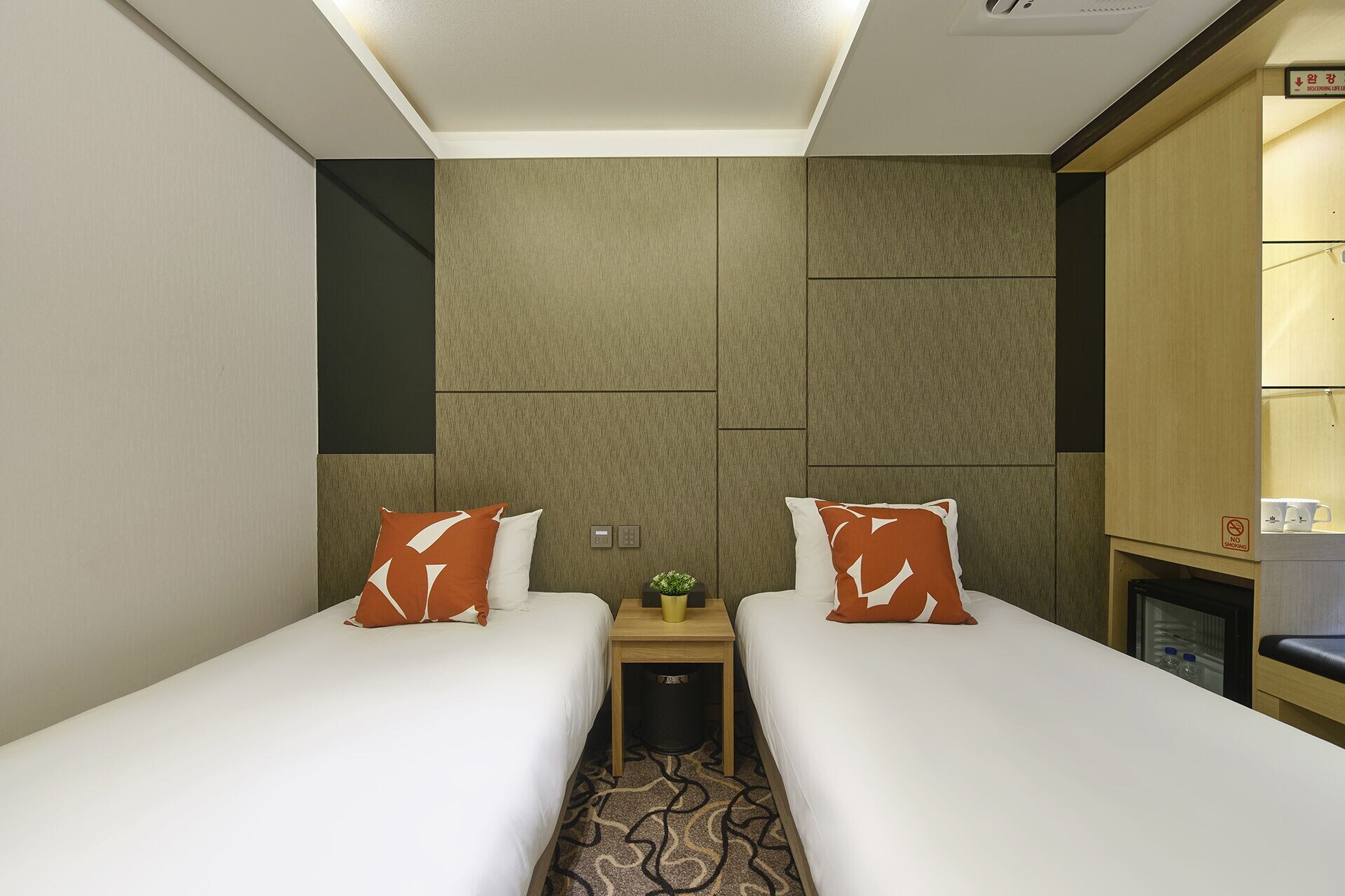 ROOM, TWIN BEDS