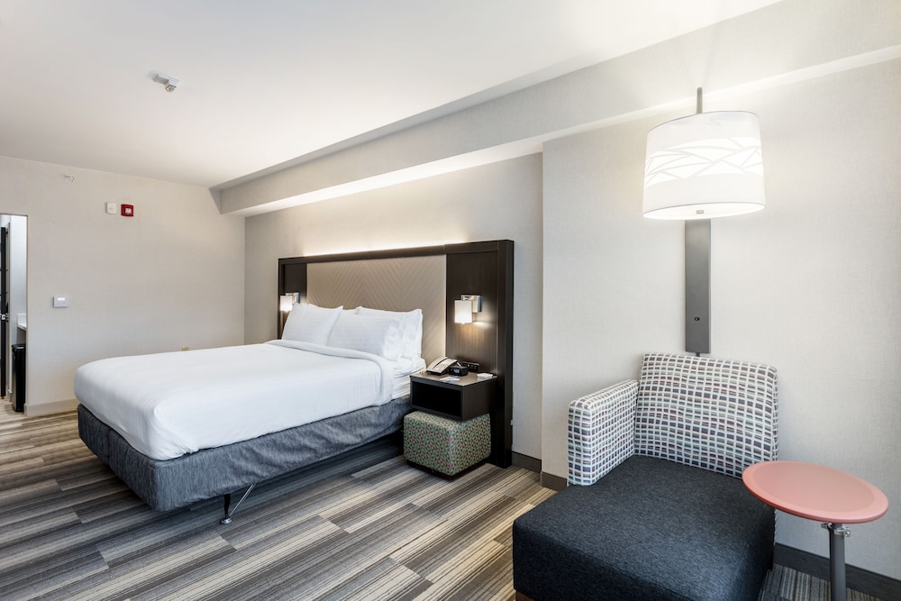 Holiday Inn Express Suites Jersey City North Hoboken 15/39